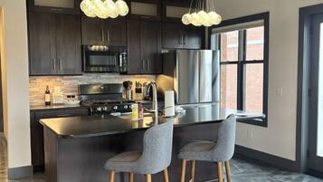 Réfrigérateur, micro-ondes, four, plaque de cuisson