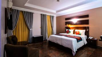 Suite – basic | Skrivebord, skrivebord for bærbar PC og wi-fi (inkludert)