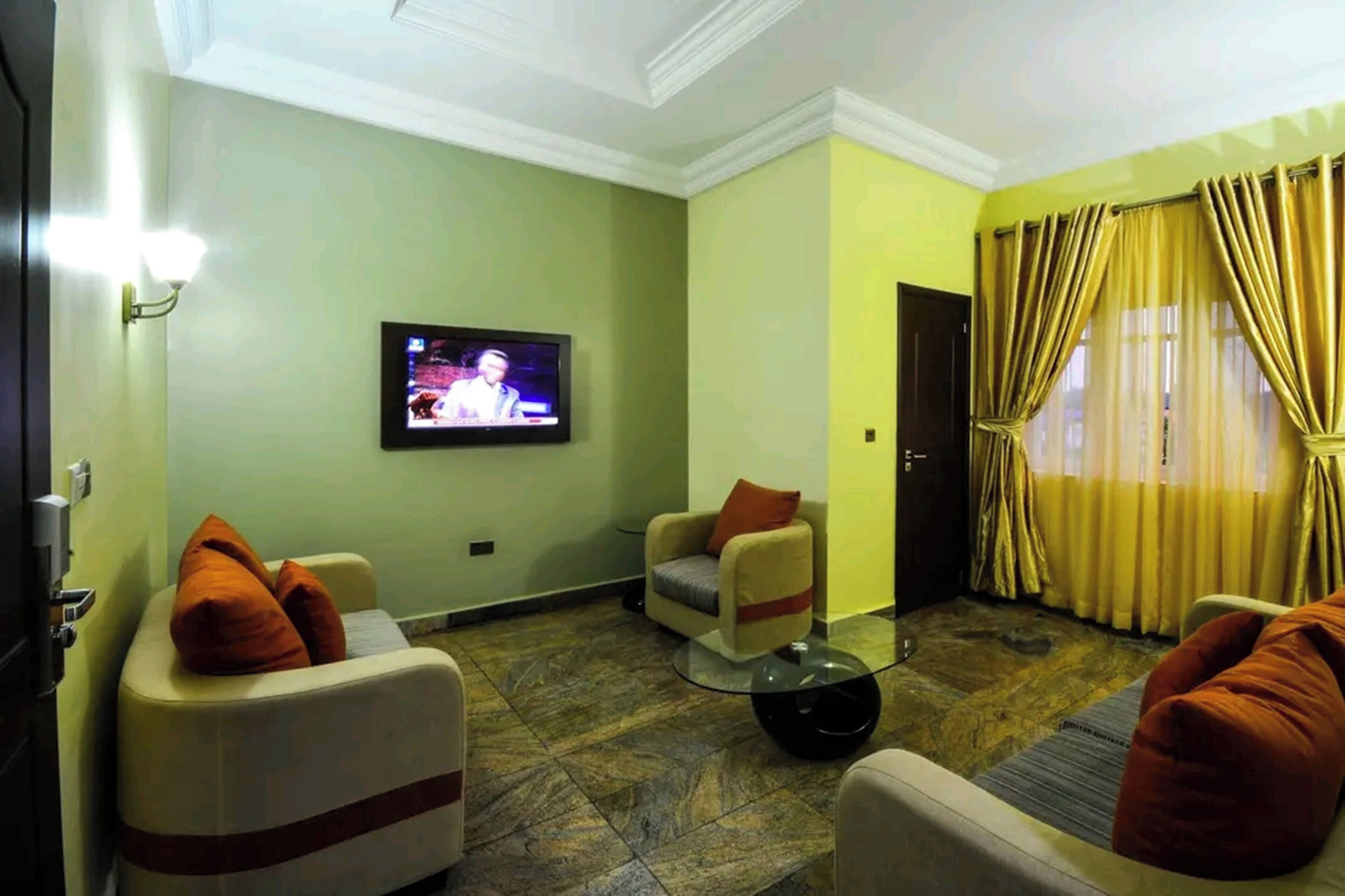 Basic Suite | Living area