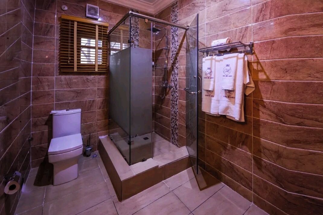 Classic Room | Bathroom | Towels, soap, toilet paper