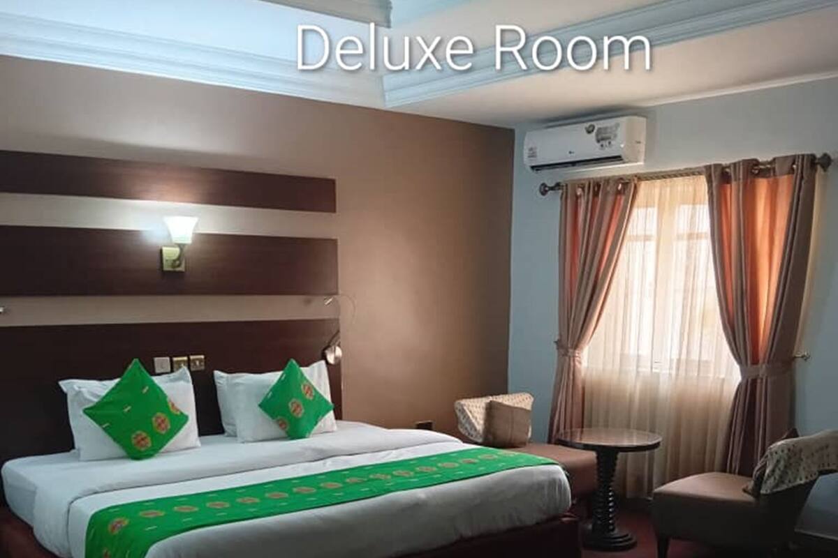 Deluxe Room | Meja, ruang kerja komputer riba, Wi-fi percuma