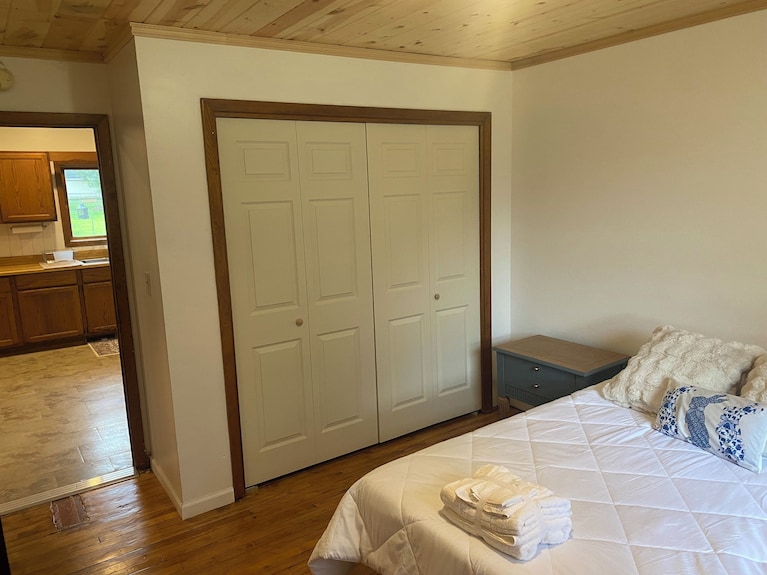 Lovely 2-bedroom Apartment In Charming Kingsford - Niagara, WI