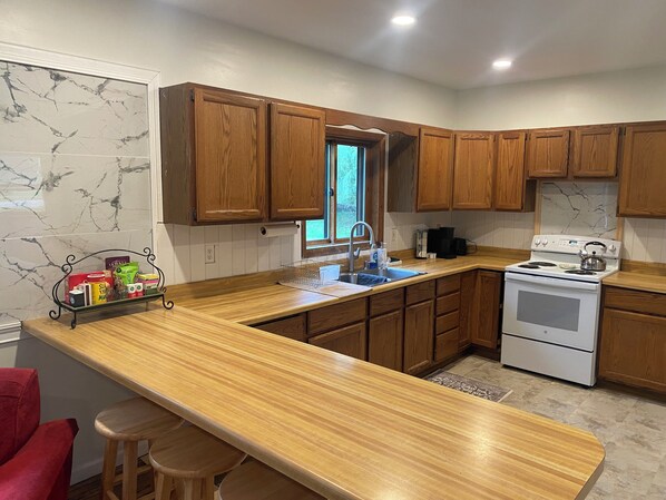 Private kitchen - Lovely 2-bedroom apartment in charming Kingsford (Kingsford)