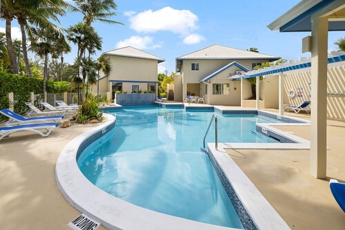 New listing!  1 Bed/1 Bath Ocean View condo next to Rum Point. Ground floor.