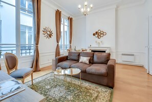 TV - JUST STEPS FROM THE ICONIC CHAMPS-ÉLYSÉES - SLEEPS 12 -  RUE LA BOÉTIE (Paris)