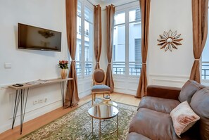 TV - JUST STEPS FROM THE ICONIC CHAMPS-ÉLYSÉES - SLEEPS 12 -  RUE LA BOÉTIE (Paris)