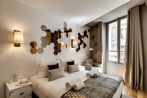 In-room safe, desk, iron/ironing board, free WiFi - JUST STEPS FROM THE ICONIC CHAMPS-ÉLYSÉES - SLEEPS 12 -  RUE LA BOÉTIE (Paris)