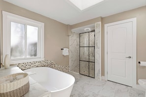 Shower, towels - 🏖️Pet Friendly | Great Location | Awesome Backyard | Happy Ours🏖️ (New Smyrna Beach)