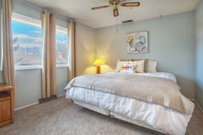 5 chambres, bureau, fer et planche à repasser, lit de bébé portatif