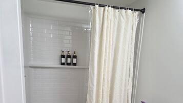 SĂšche-cheveux, serviettes fournies, savon, papier toilette