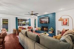 Smart TV, ping pong, books, music library - Designer Desert Hideaway - Sleep 16 - Heated Pool - Game Room (Tempe)