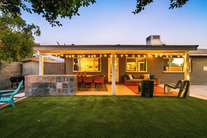 Terrace/patio - Designer Desert Hideaway - Sleep 16 - Heated Pool - Game Room (Tempe)