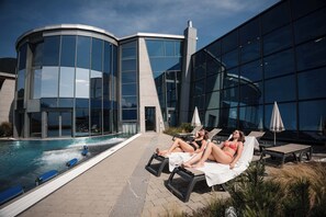 Un sauna, una bañera de hidromasaje, baño turco, masajes