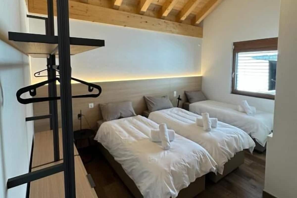 Triple Room | Free WiFi, bed sheets