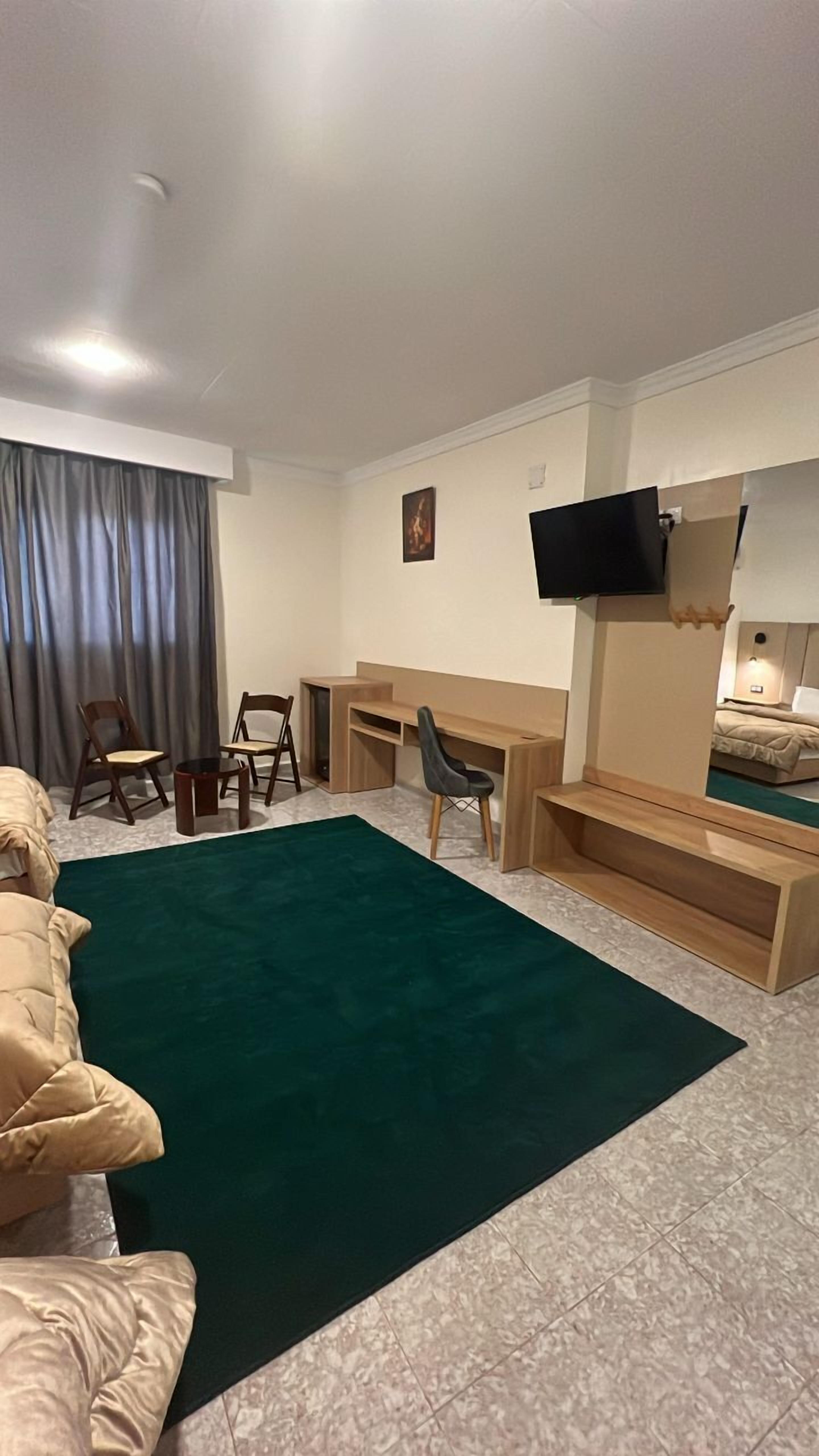 Lyxigt trippelrum - balkong - utsikt mot staden | Värdeförvaringsskåp på rummet, ljudisolering och gratis wi-fi