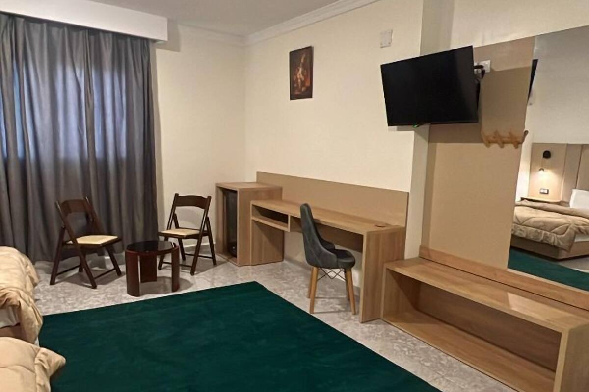 Lyxigt trippelrum - balkong - utsikt mot staden | Värdeförvaringsskåp på rummet, ljudisolering och gratis wi-fi