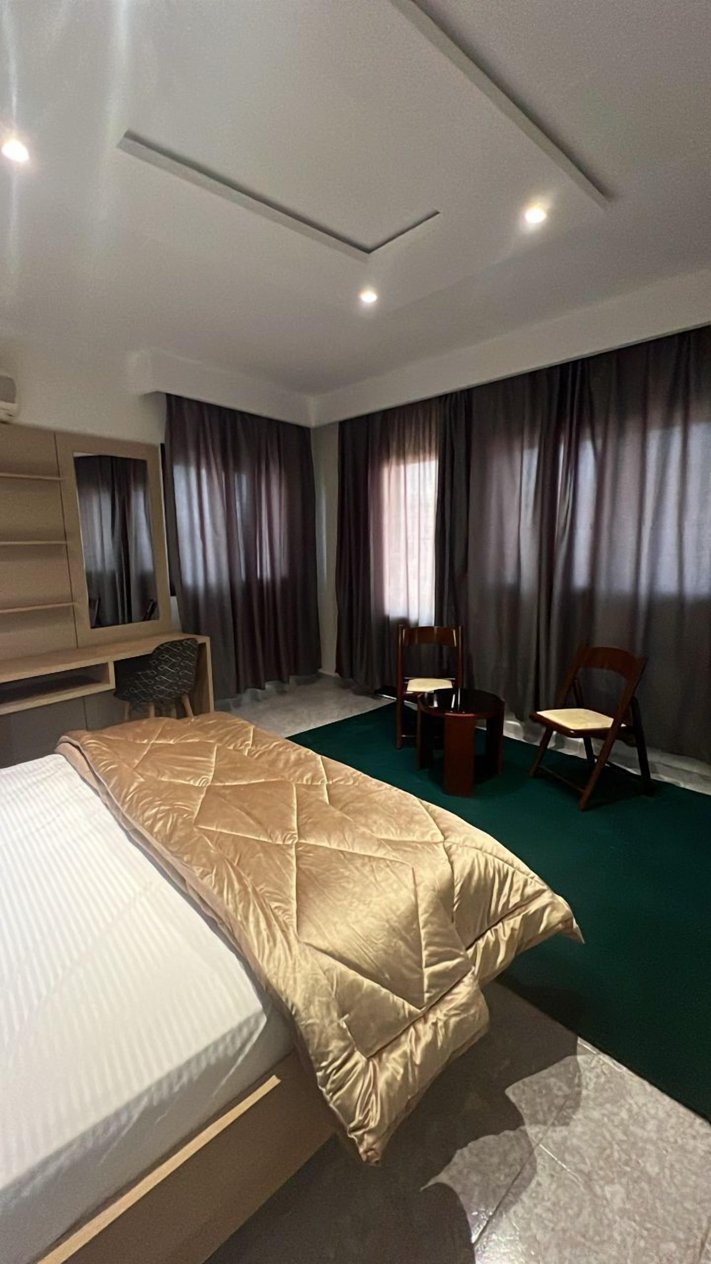 Familjesvit - balkong - utsikt mot staden | Värdeförvaringsskåp på rummet, ljudisolering och gratis wi-fi