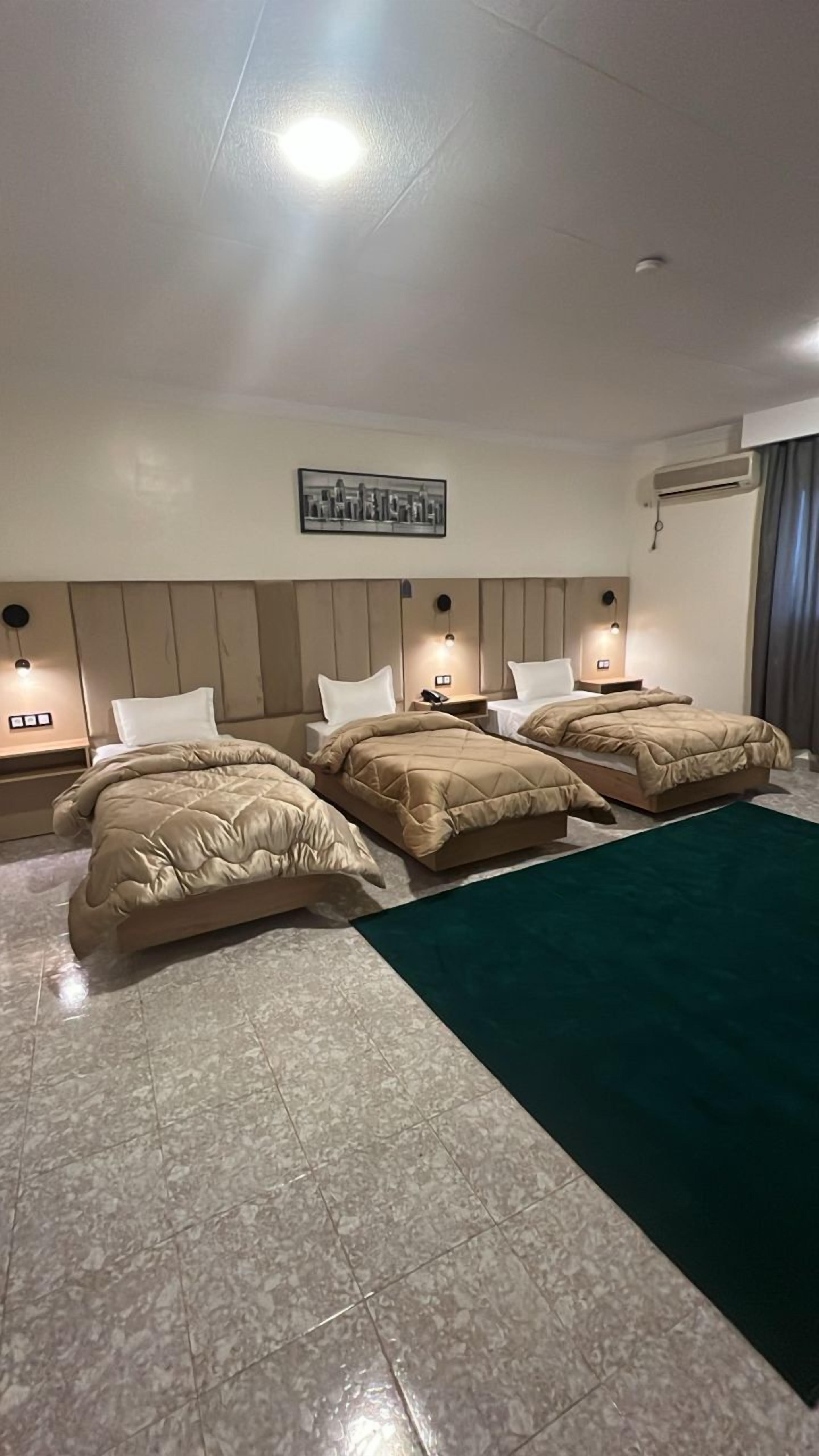 Comfort trippelrum - utsikt mot staden | Värdeförvaringsskåp på rummet, ljudisolering och gratis wi-fi