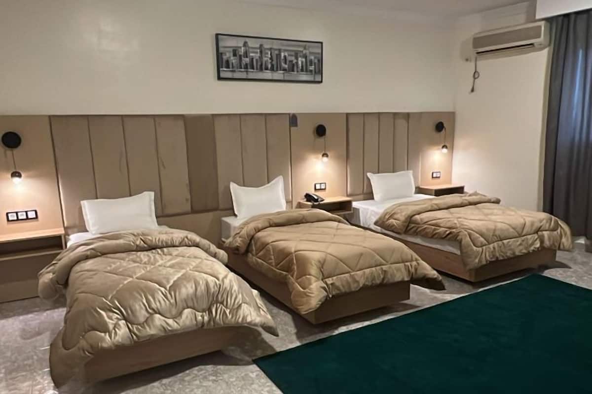 Comfort trippelrum - utsikt mot staden | Värdeförvaringsskåp på rummet, ljudisolering och gratis wi-fi