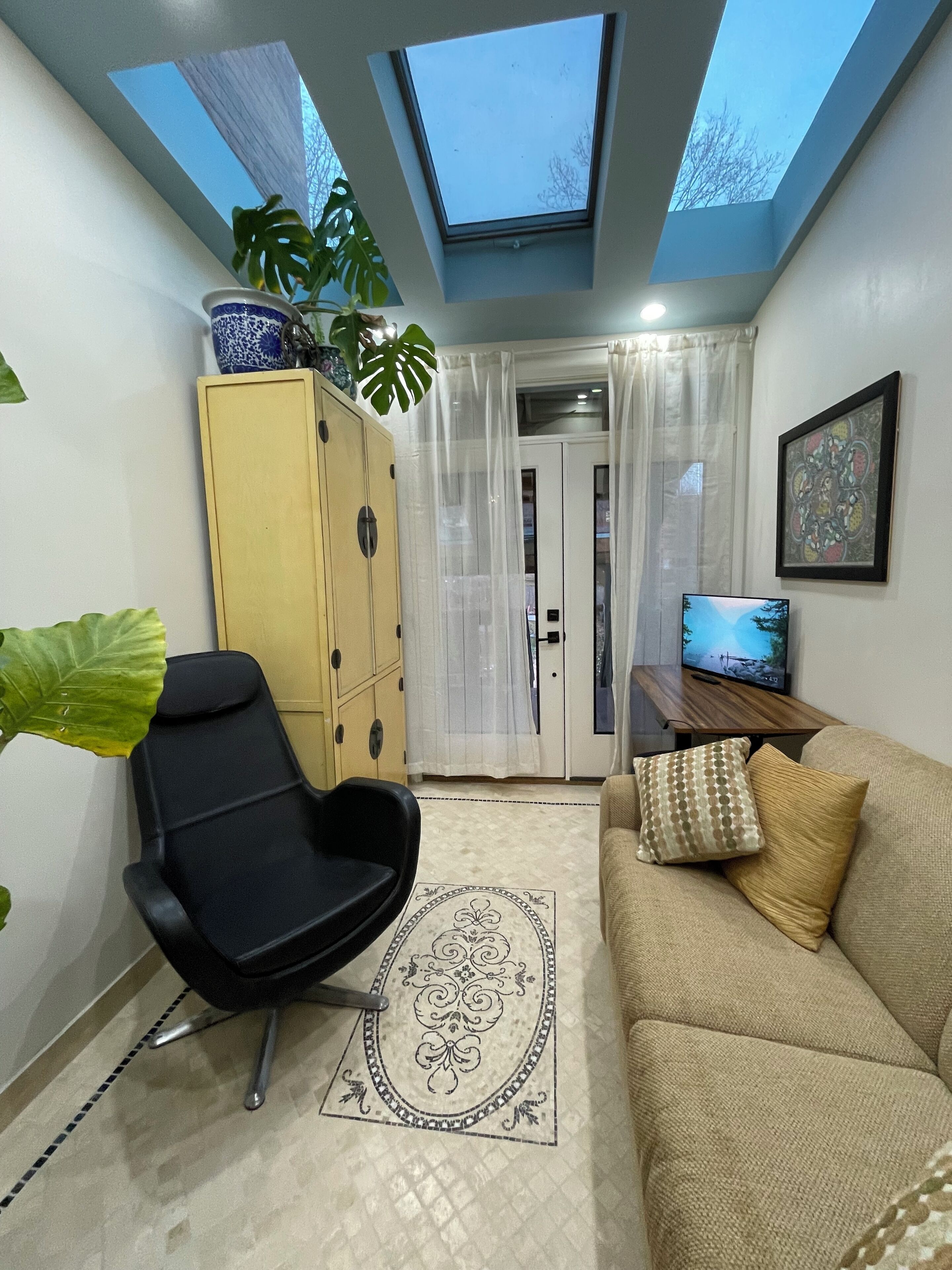 Televisión y chimenea 