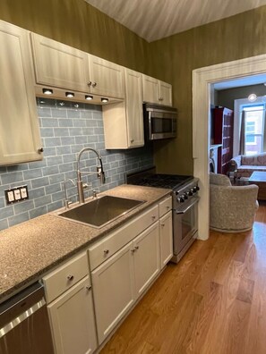 Kjøleskap, mikrobølgeovn, ovn og oppvaskmaskin