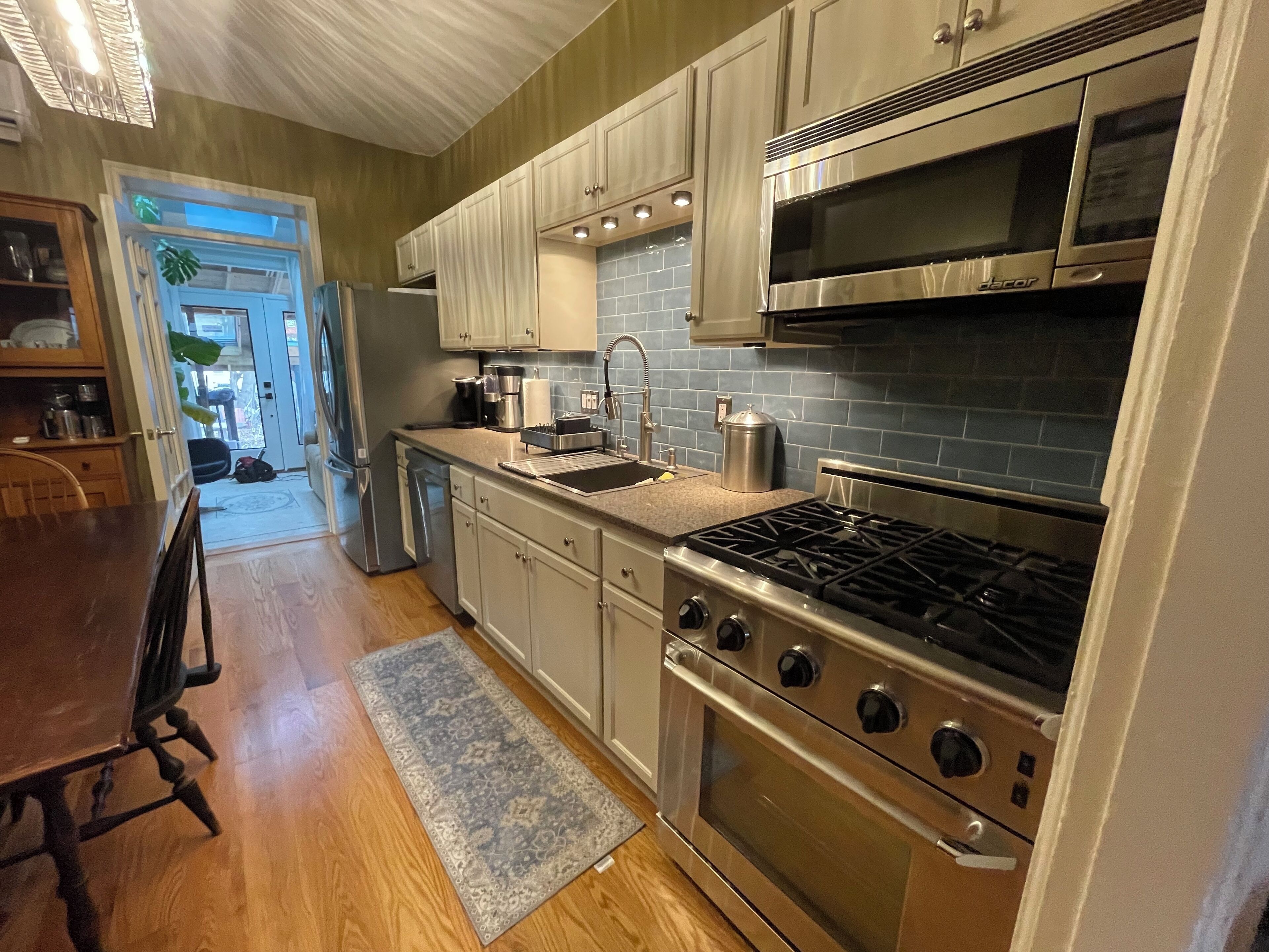 Mikrovågsugn, ugn, spishäll och diskmaskin