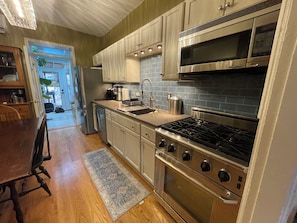 Microwave, oven, stovetop, dishwasher - 2 floor townhouse w patio & yard, luxury amenities (Albany)