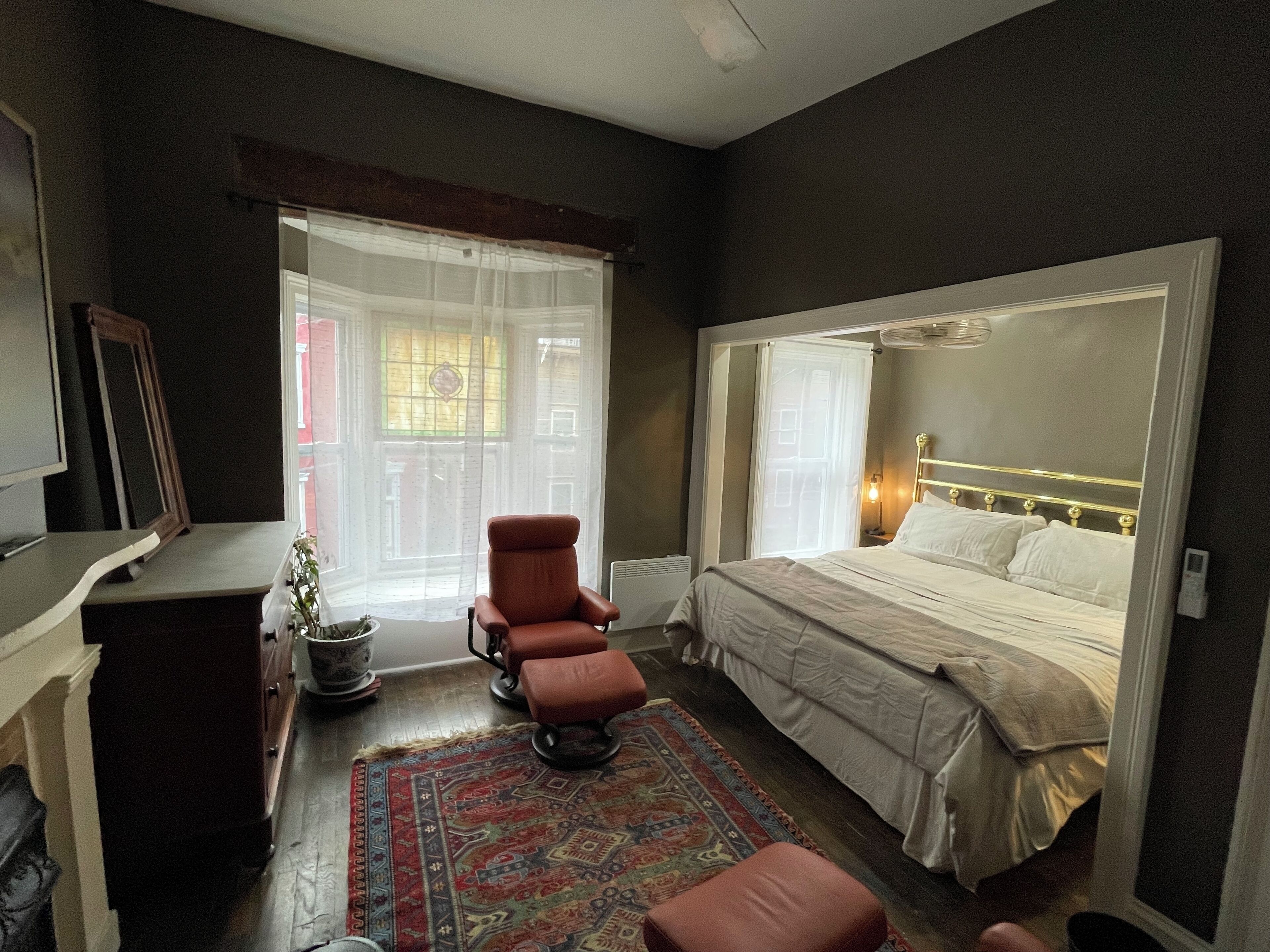 Tabla de planchar con plancha, wifi gratis y ropa de cama 