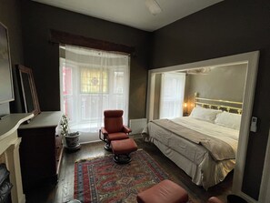 Tabla de planchar con plancha, wifi gratis y ropa de cama 