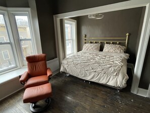 Een strijkplank/strijkijzer, gratis wifi, beddengoed