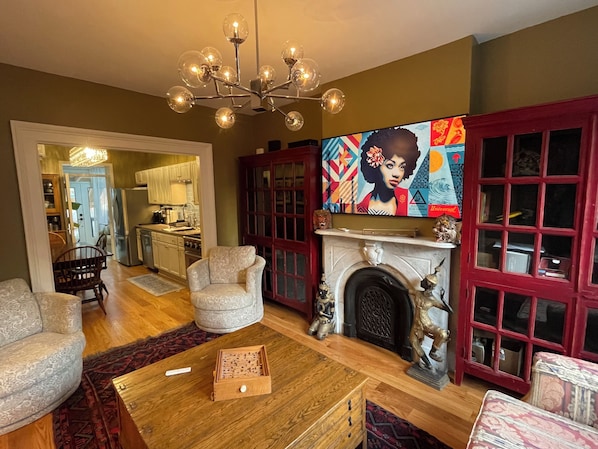 TV, fireplace - 2 floor townhouse w patio & yard, luxury amenities (Albany)