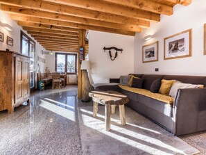 TV, fireplace - Chalet la Chouette - Intimate 2 bedroom demi-chalet ideally located (Chamonix-Mont-Blanc)