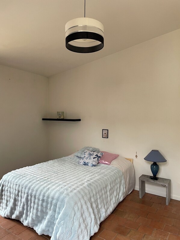 Een strijkplank/strijkijzer, wifi, beddengoed