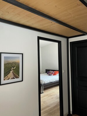 Een strijkplank/strijkijzer, wifi, beddengoed