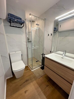 Secadora de cabello, toallas, jabón, papel de baño 