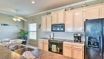 Een koelkast, een microgolfoven, een oven, een kookplaat