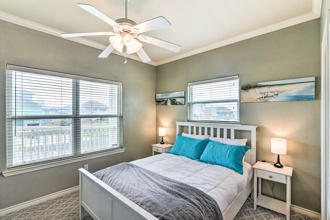 Tabla de planchar con plancha, cuna de viaje, wifi y ropa de cama