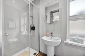 Apartment | Bathroom - Cosy Flat in City Centre (Cardiff)