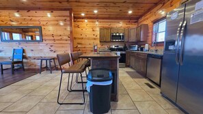 Fridge, microwave, oven, stovetop - Luxe Cabin, Sleeps 14・Indoor Pool・Hot Tub・Games (Gatlinburg)