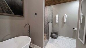 Shower, hair dryer, towels, shampoo - Spacious Serene Cabin・Grill・Hot Tub・Near Downtown (Gatlinburg)