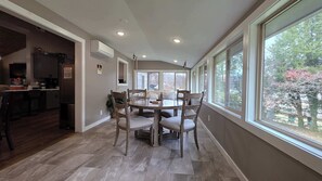Dining - Spacious Serene Cabin・Grill・Hot Tub・Near Downtown (Gatlinburg)