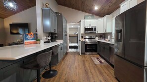 Fridge, microwave, oven, stovetop - Spacious Serene Cabin・Grill・Hot Tub・Near Downtown (Gatlinburg)