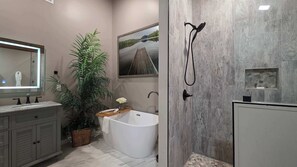 Een douche, een haardroger, handdoeken, shampoo