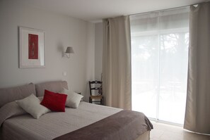 2 bedrooms, internet, bed sheets