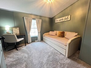 Living area - Cozy 2 bedroom home w Fireplace short drive to UPMC and Penn State Altoona (Altoona)