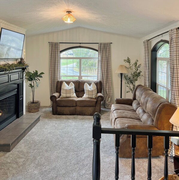Living area - Cozy 2 bedroom home w Fireplace short drive to UPMC and Penn State Altoona (Altoona)
