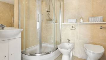 Douche, bidet, serviettes fournies