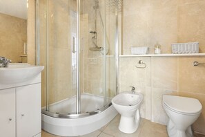 Shower, bidet, towels - Seaside, ParkView, Near Lake District and Marina - Pass the Keys (Whitehaven)