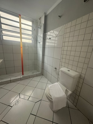 Shower, towels, soap, shampoo - Unity Hotel - Santos (Santos)