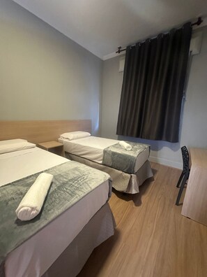 Laptop workspace, free WiFi, bed sheets - Unity Hotel - Santos (Santos)